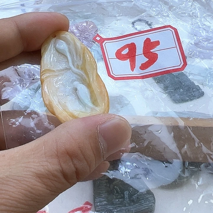 翡翠颈饰未镶嵌杨*