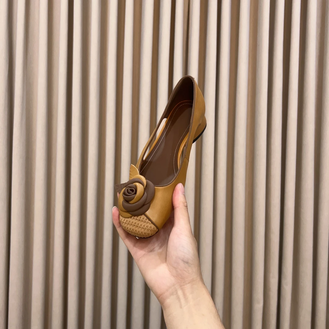 2025夏季【羊皮】女士真皮花朵时尚复古浅口3CM粗跟时装凉鞋W815