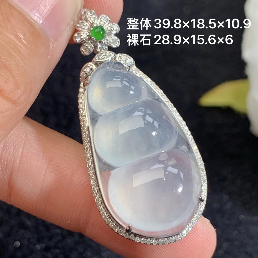 18k金镶嵌天然缅甸翡翠冰种福豆吊坠39.8×18.5×10.9/28.9×15.6×6