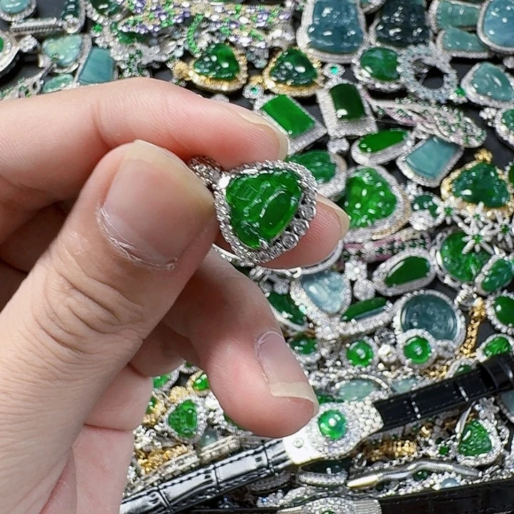 翡翠颈饰未镶嵌天然A货翡翠放漏