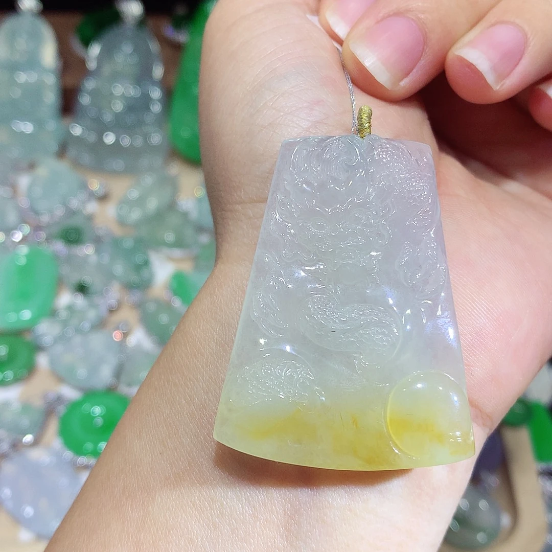 翡翠未镶嵌颈饰龙牌