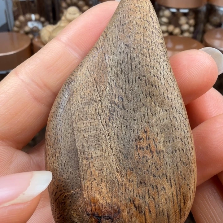 沉香碎屑沉香柬埔寨手把件13.8克