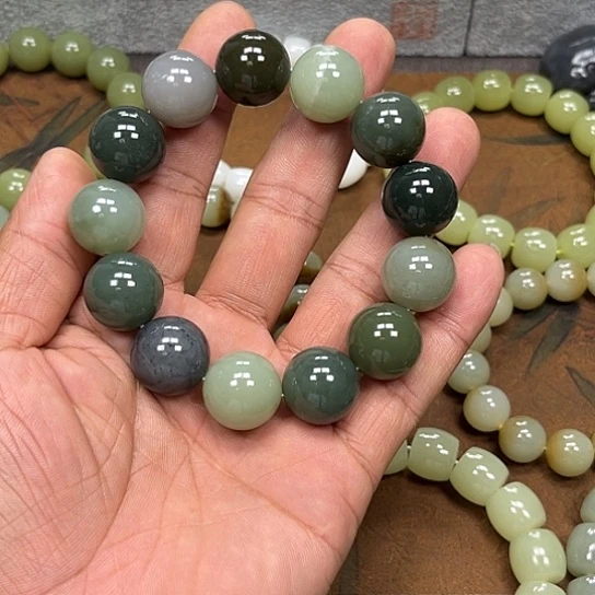 大***山和田玉未镶嵌手链