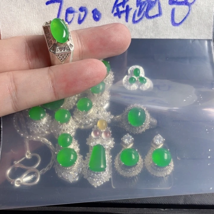 奔***N定制翡翠未镶嵌定制翡翠
