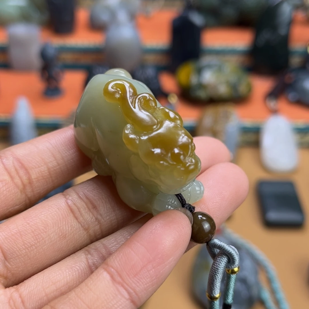 未镶嵌和田玉挂件滚**尘