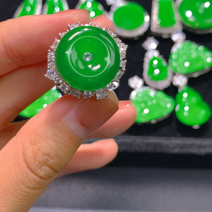 翡翠银S925镶嵌戒指一个