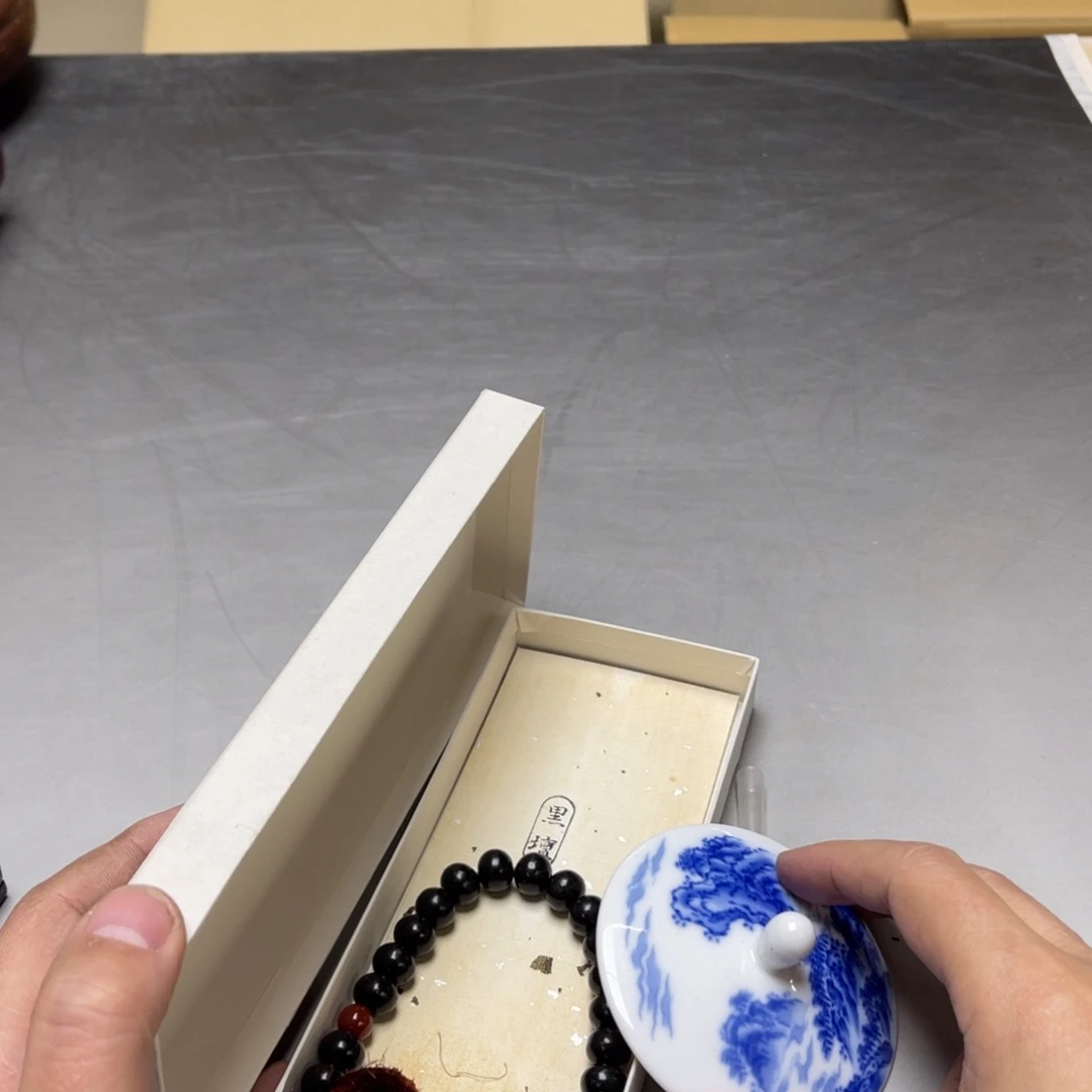 瓷片A****?密密麻麻地排列着一个