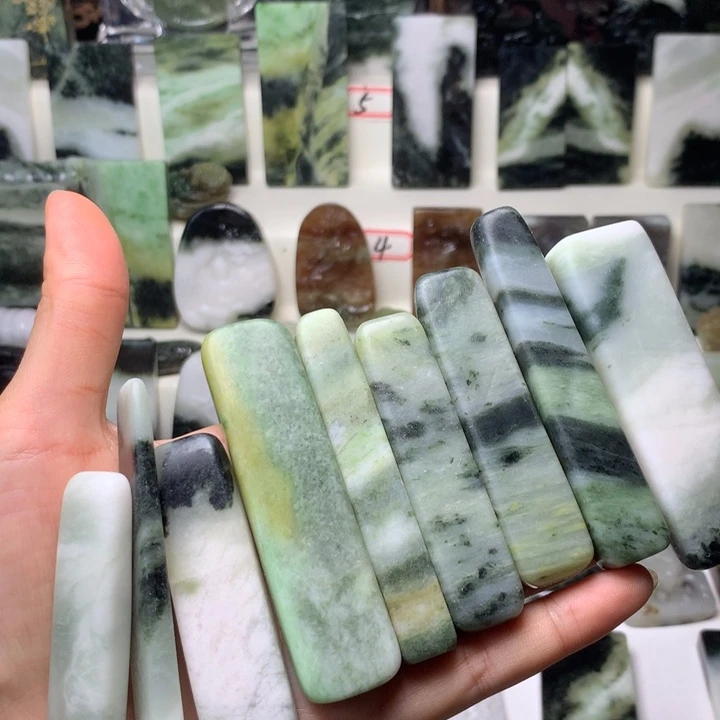 ****神独山玉未镶嵌颈饰