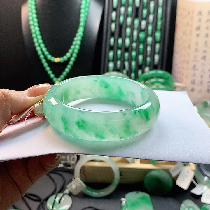 石英质玉手镯未镶嵌五**?