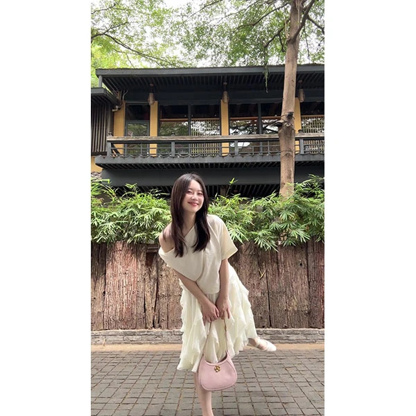 法式斜肩白色洋气上衣女2025夏季新款慵懒风休闲百搭t恤裙子套装