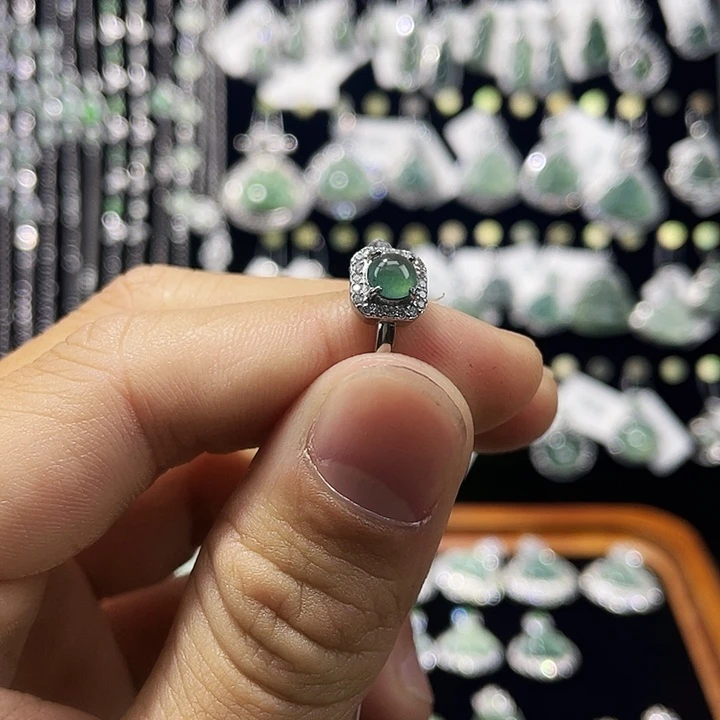 翡翠18K金镶嵌颈饰翡翠