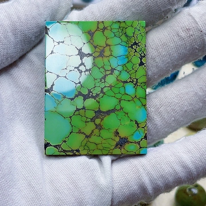 绿松石未镶嵌颈饰