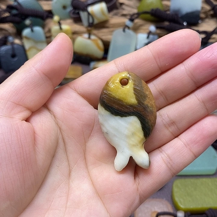 江****蛇纹石玉未镶嵌颈饰