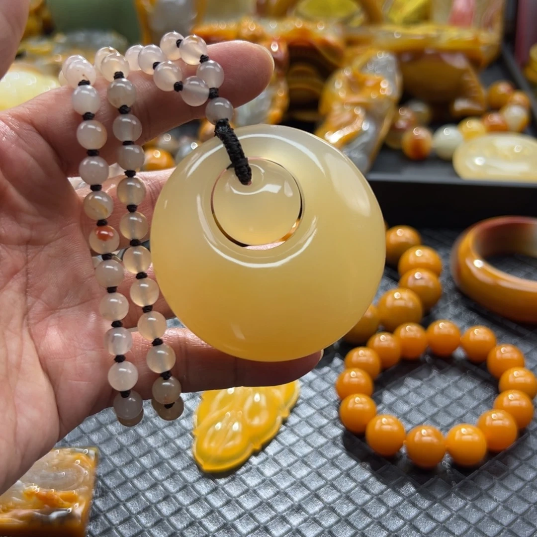 颈饰未镶嵌石英质玉