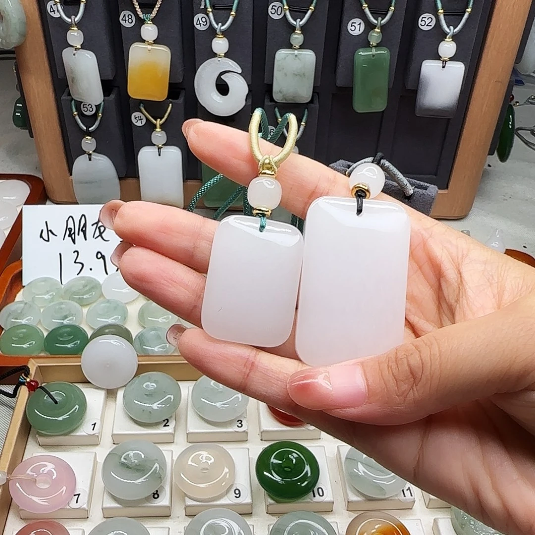 ****&颈饰未镶嵌石英质玉