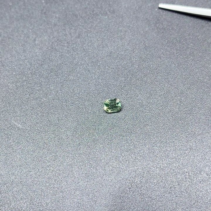 彩色蓝宝石裸石未镶嵌蘑**?0.55克拉