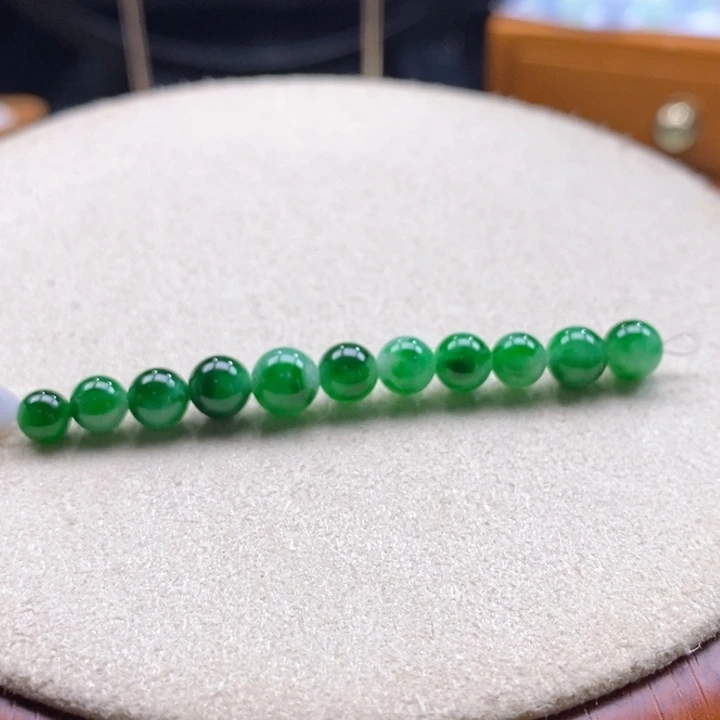 翡翠未镶嵌吊坠(不含链)翡翠辣阳绿小珠