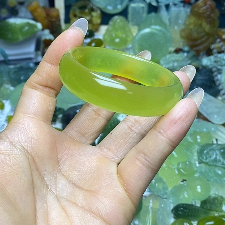 蛇纹石玉未镶嵌颈饰芈