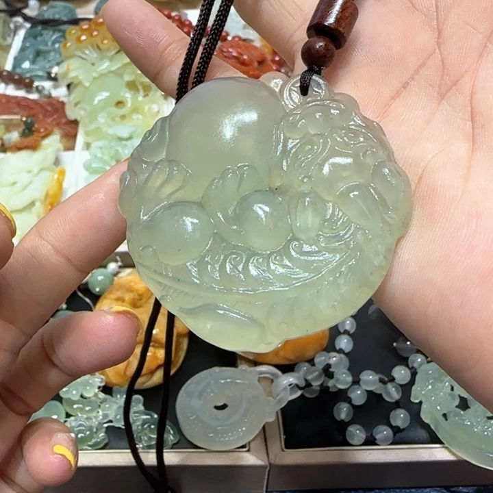 蛇纹石玉未镶嵌吊坠