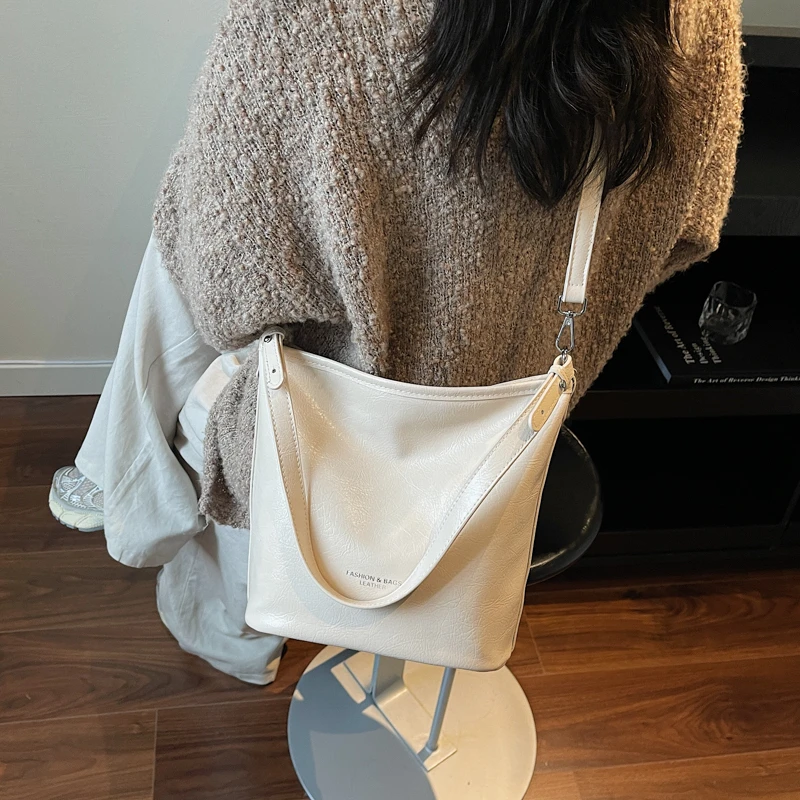 小众设计大容量多口袋通勤包2025秋冬新款简约隔层通勤斜挎包