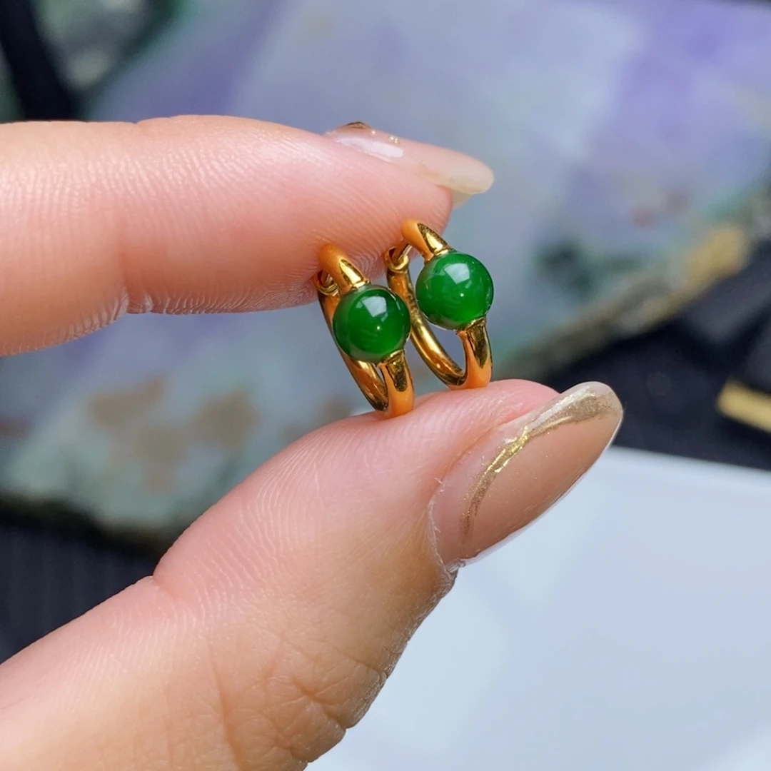 翡翠18K金镶嵌耳饰冰辣色小米珠耳扣