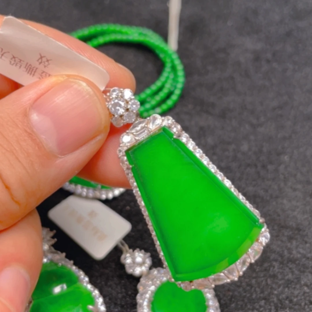 【闪购商品】颈饰银S925镶嵌翡翠吊坠