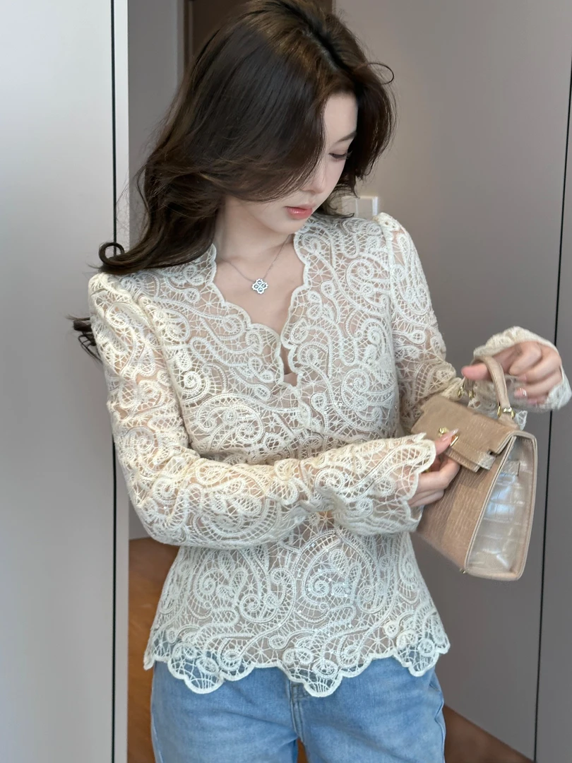 【LONU】法式复古时尚性感镂空花边V领蕾丝打底衫 9063