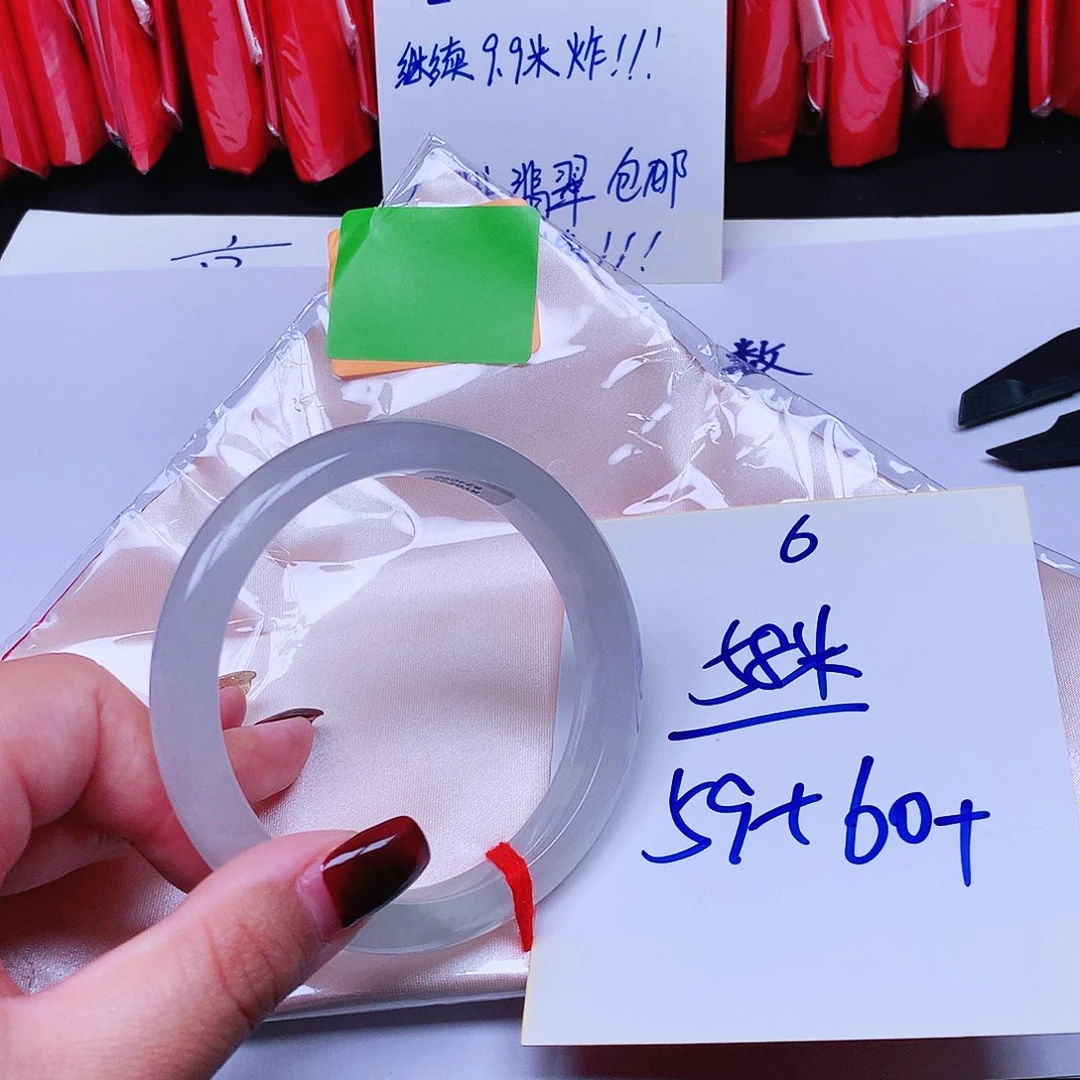 翡翠未镶嵌手镯6。