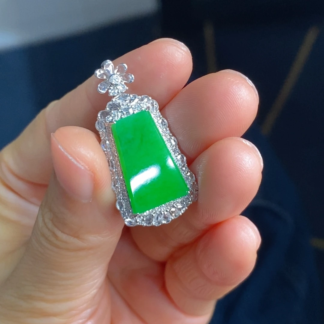 颈饰18K金镶嵌翡翠
