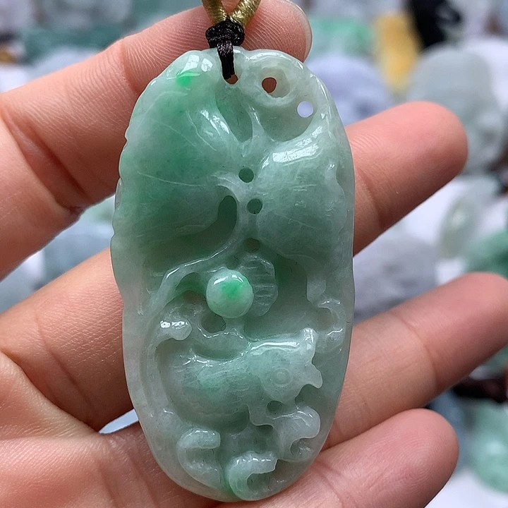 翡翠未镶嵌颈饰和和美美年年有余两面工艺福利