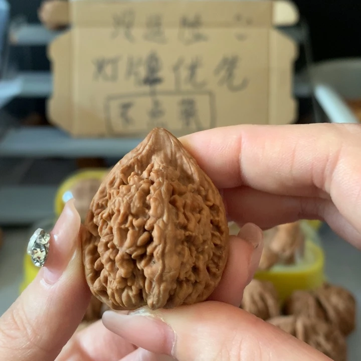 蜗***桃吊坠文玩核桃异形单只，有瑕疵