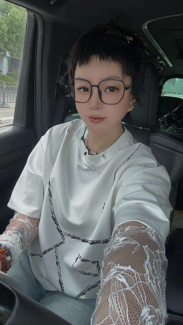 【济州岛】GAGA 蕾丝拼接假两件圆领印花打底衫