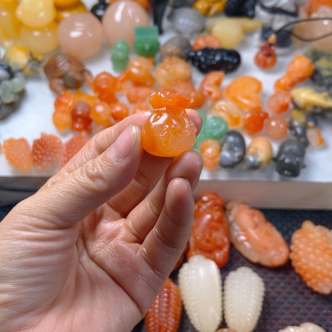 扬***航石英质玉（金丝玉）未镶嵌颈饰