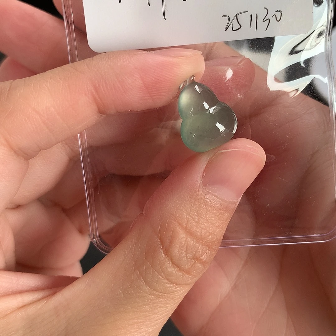 翡翠未镶嵌颈饰葫芦