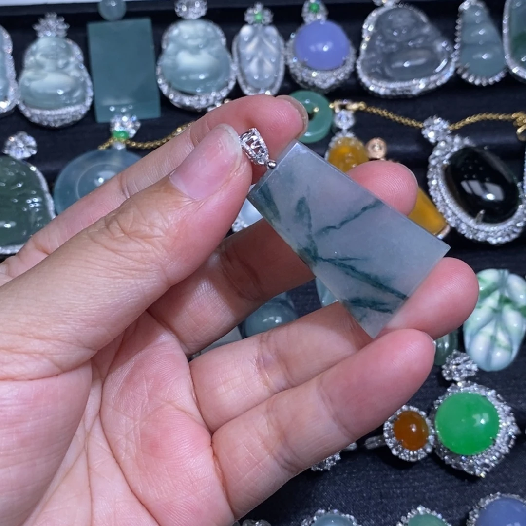 颈饰18K金镶嵌翡翠