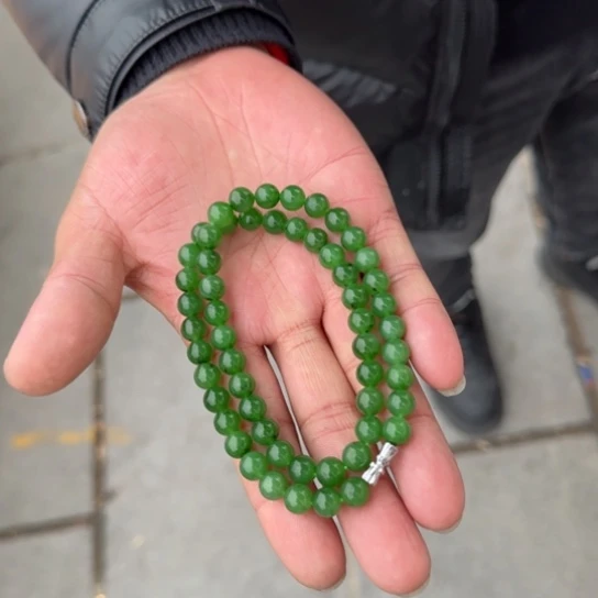 和田玉颈饰未镶嵌卡8菠菜绿冰，微点