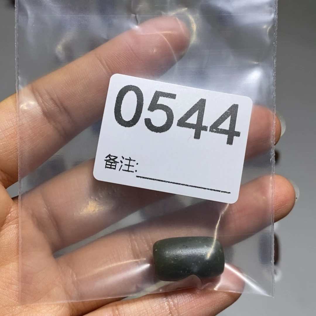颈饰未镶嵌透闪石质玉杨