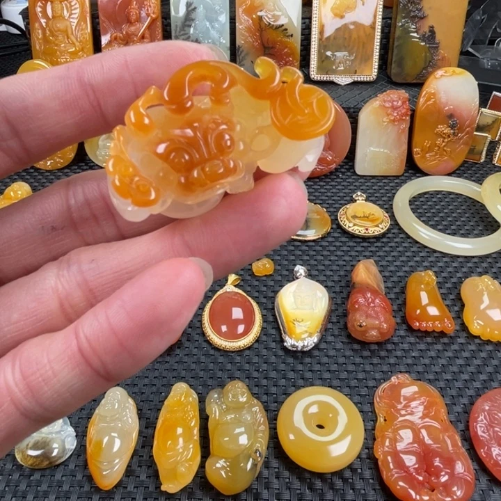 石英质玉（黄龙玉）未镶嵌颈饰