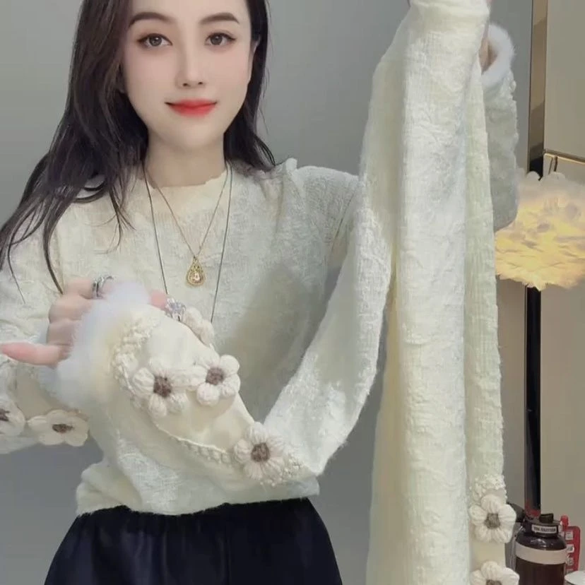 时尚百搭秋冬圆领新款水貂磨毛蕾丝袖口立体花朵洋气上衣保暖加厚