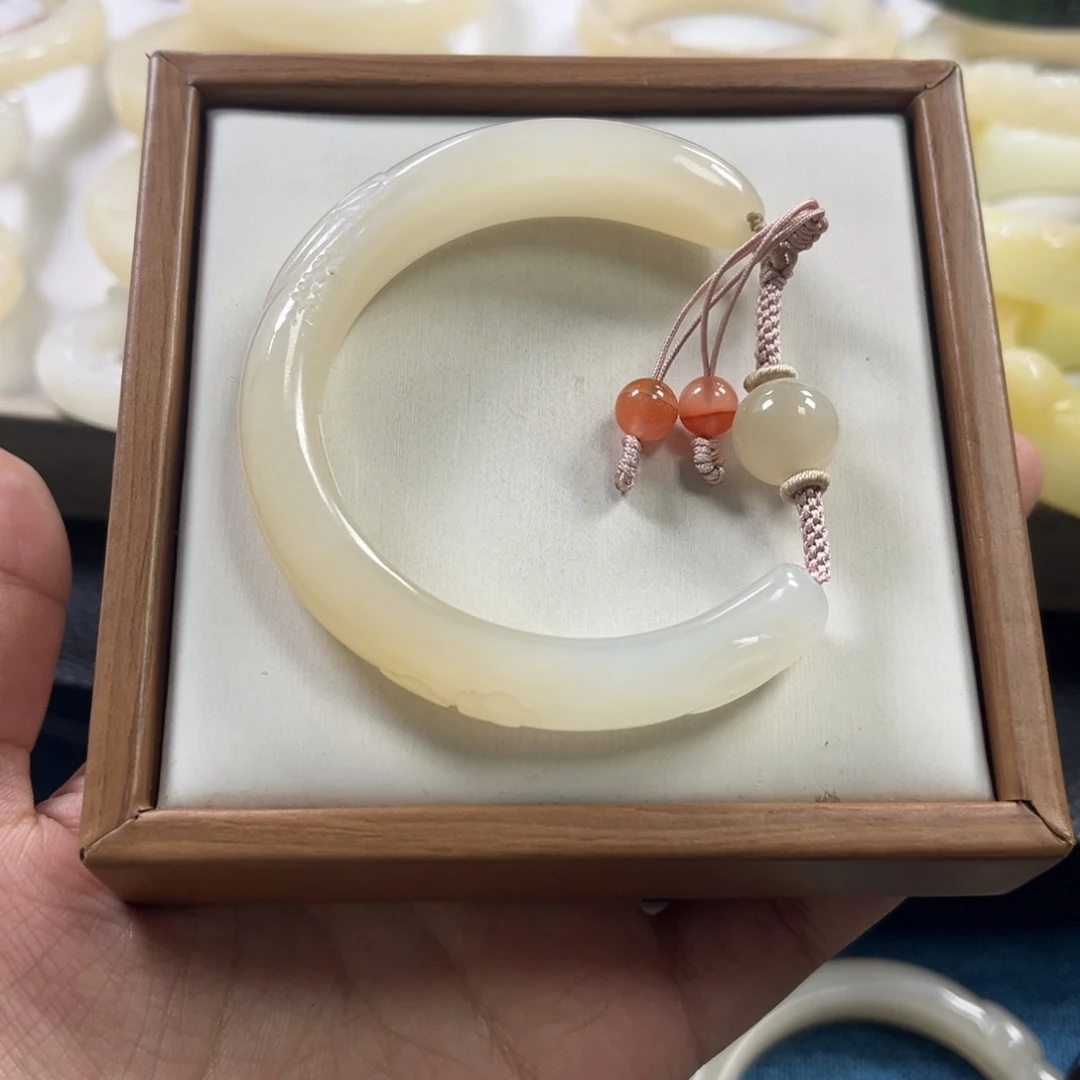 麻***串和田玉未镶嵌颈饰