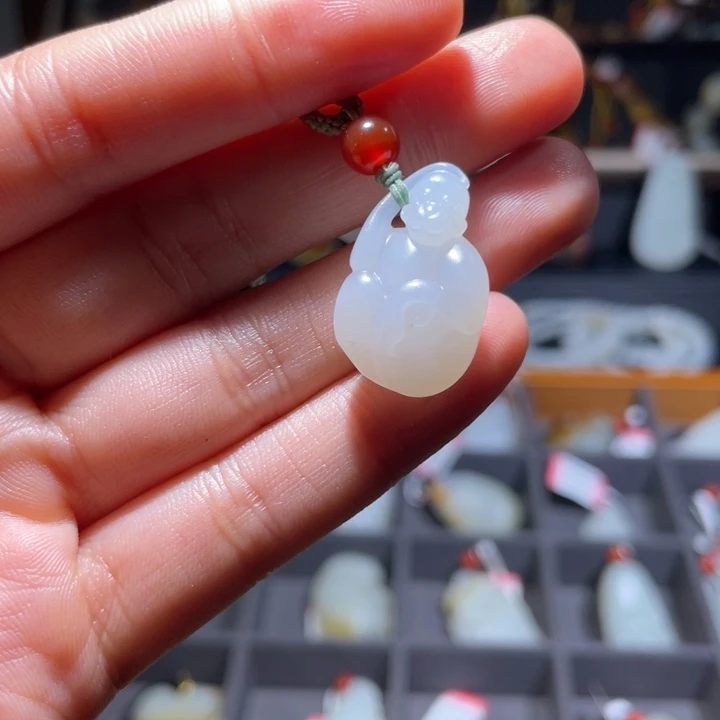 瞿***哲和田玉未镶嵌手链