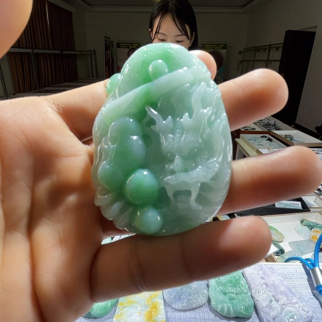 翡翠未镶嵌颈饰一个