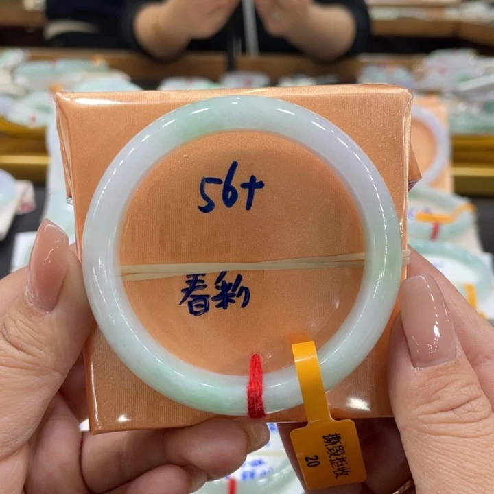 翡翠手镯未镶嵌翡翠