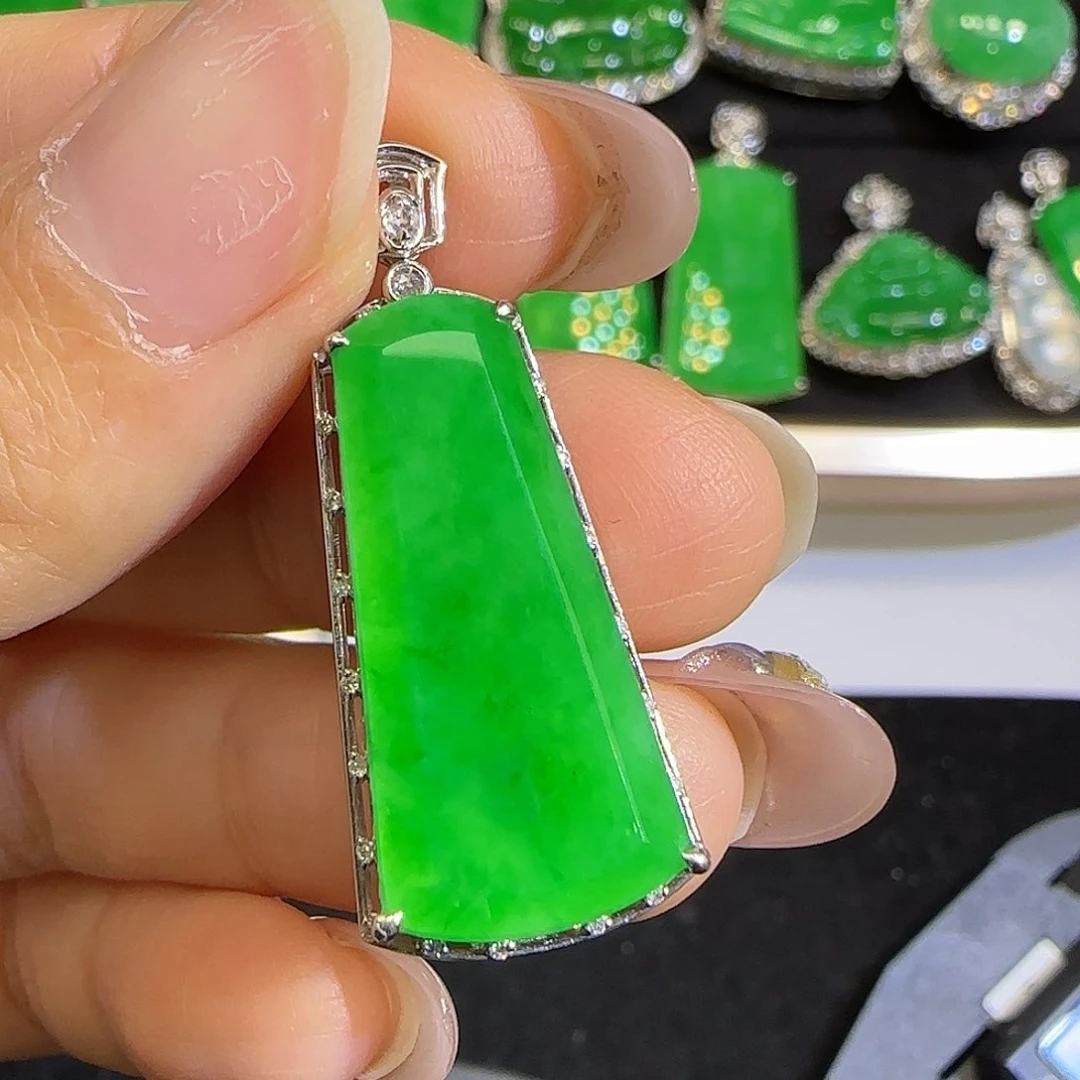 翡翠颈饰18K金镶嵌。