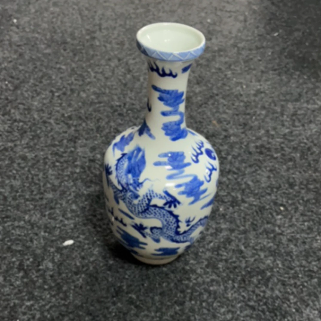 青花双龙戏珠瓶手绘