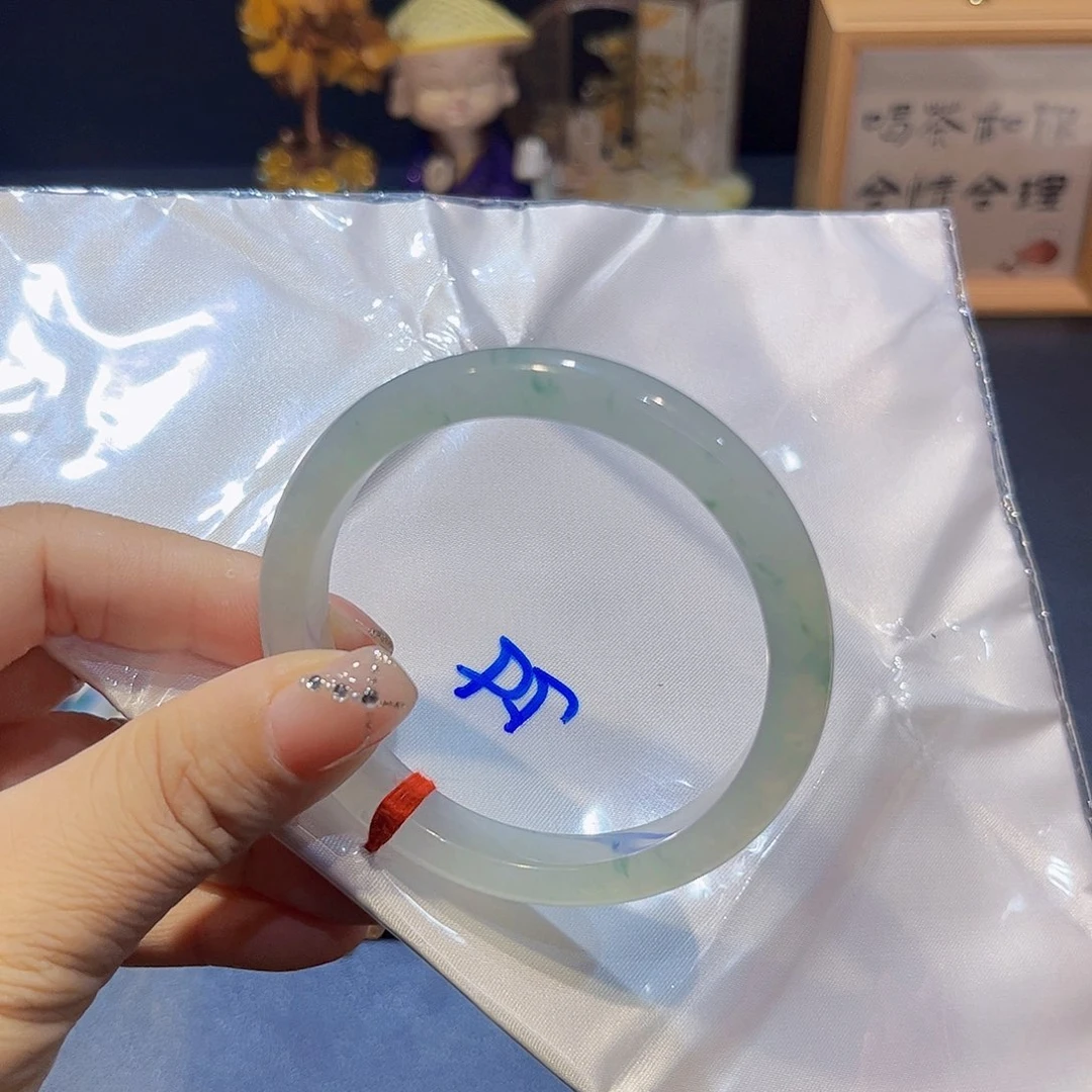 翡翠手镯未镶嵌翡翠手镯