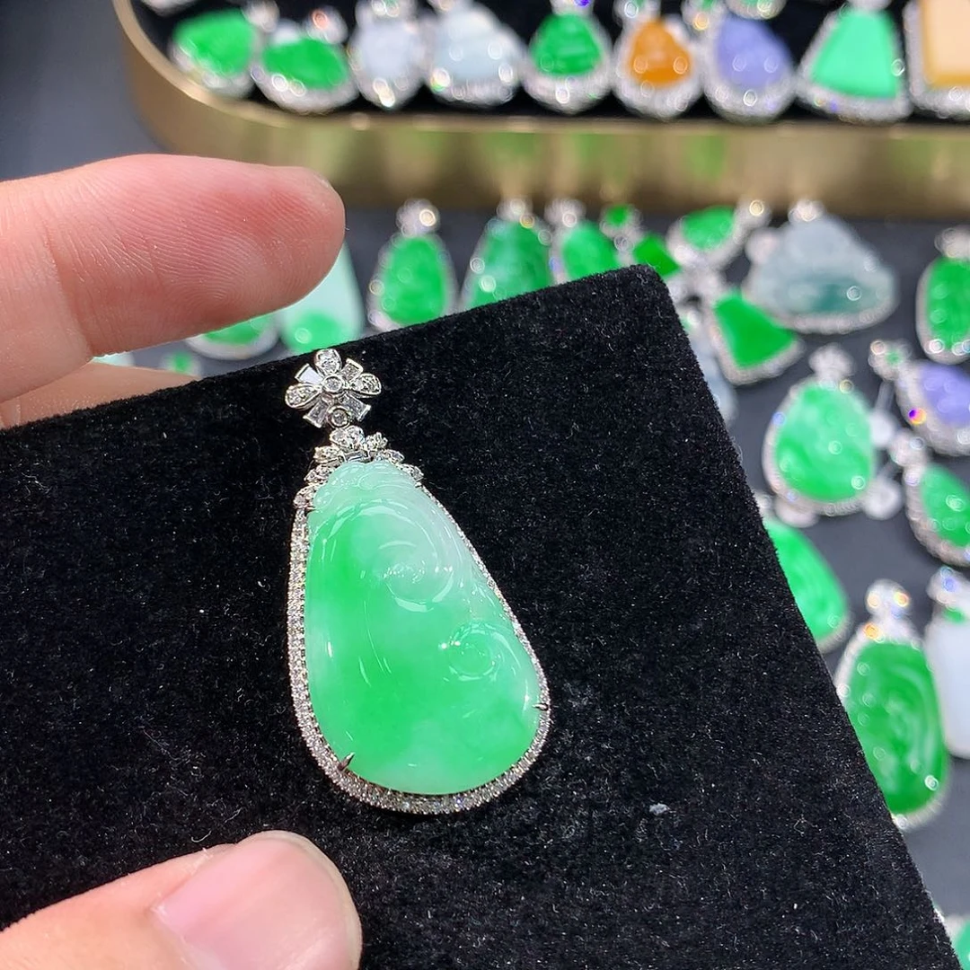 翡翠18K金镶嵌颈饰