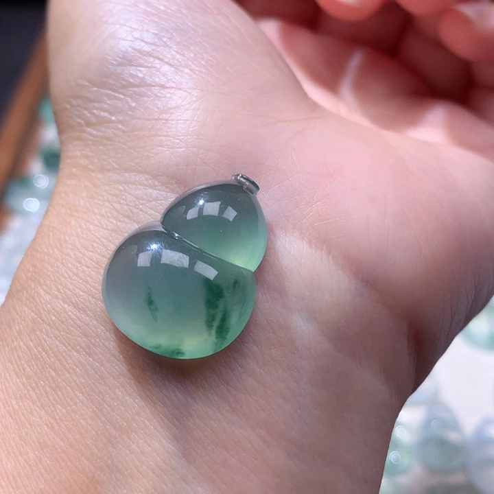 颈饰未镶嵌翡翠冰种晴底飘花大葫芦