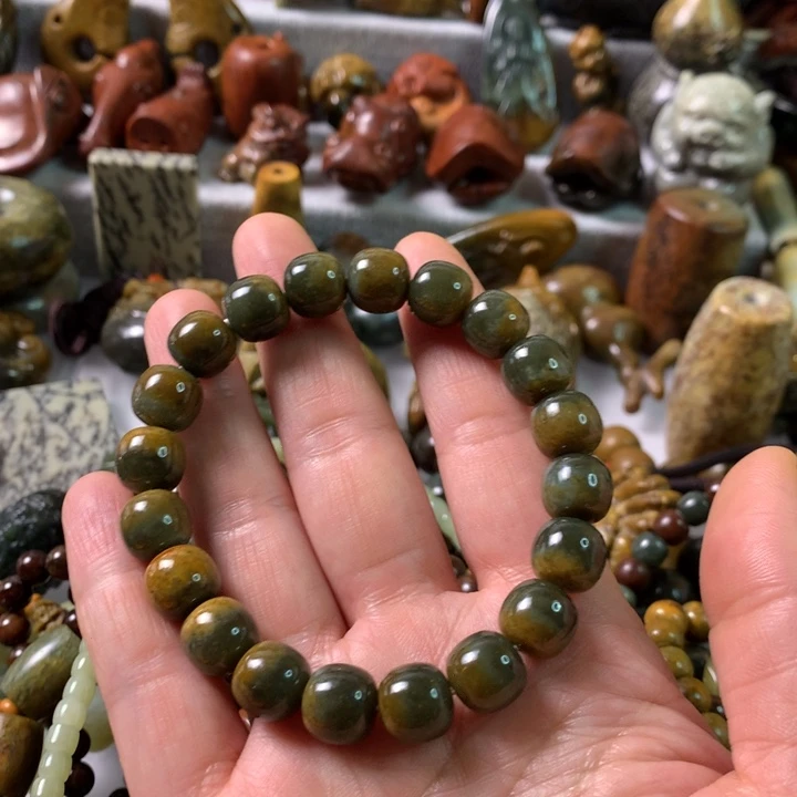 未镶嵌岫岩河磨玉（透闪石质玉）把件