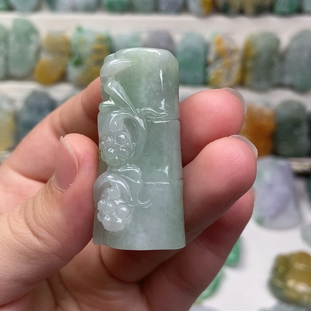 翡翠未镶嵌吊坠(赠链)